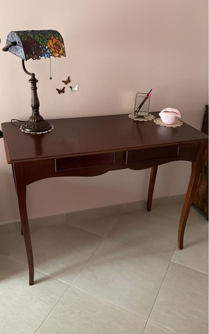 Vista laterale scrivania bicolore, stile arte povera, solida e elegante